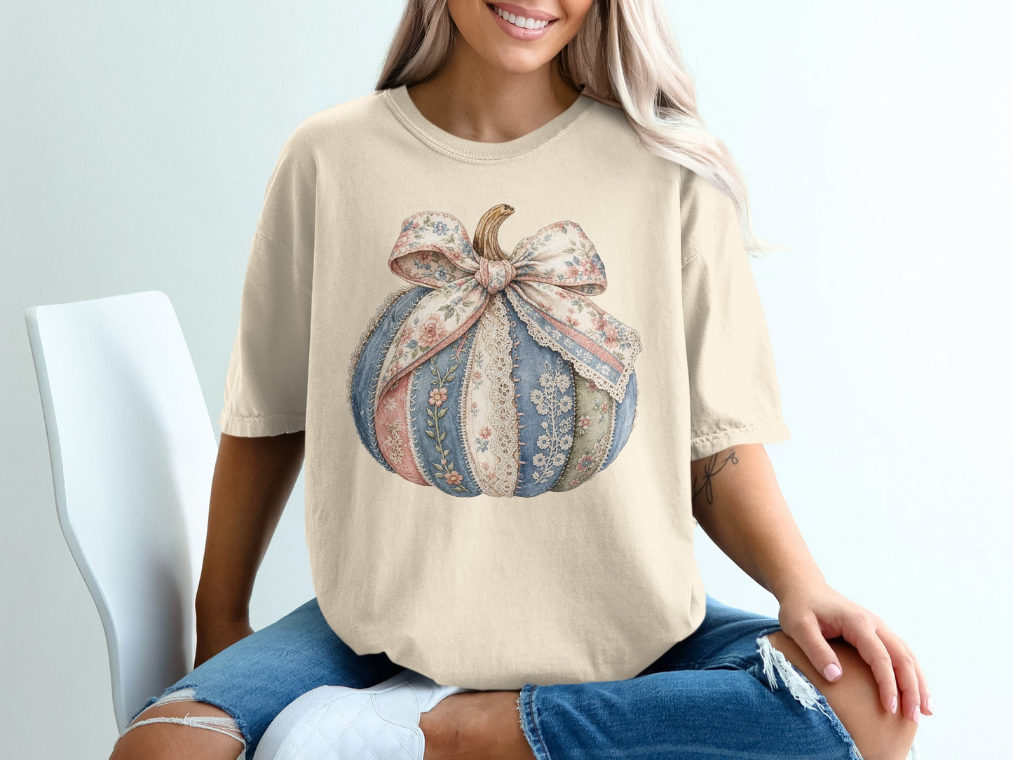 Cream t-shirt with a patchwork of fabrics forming a decorated pumpkin.
