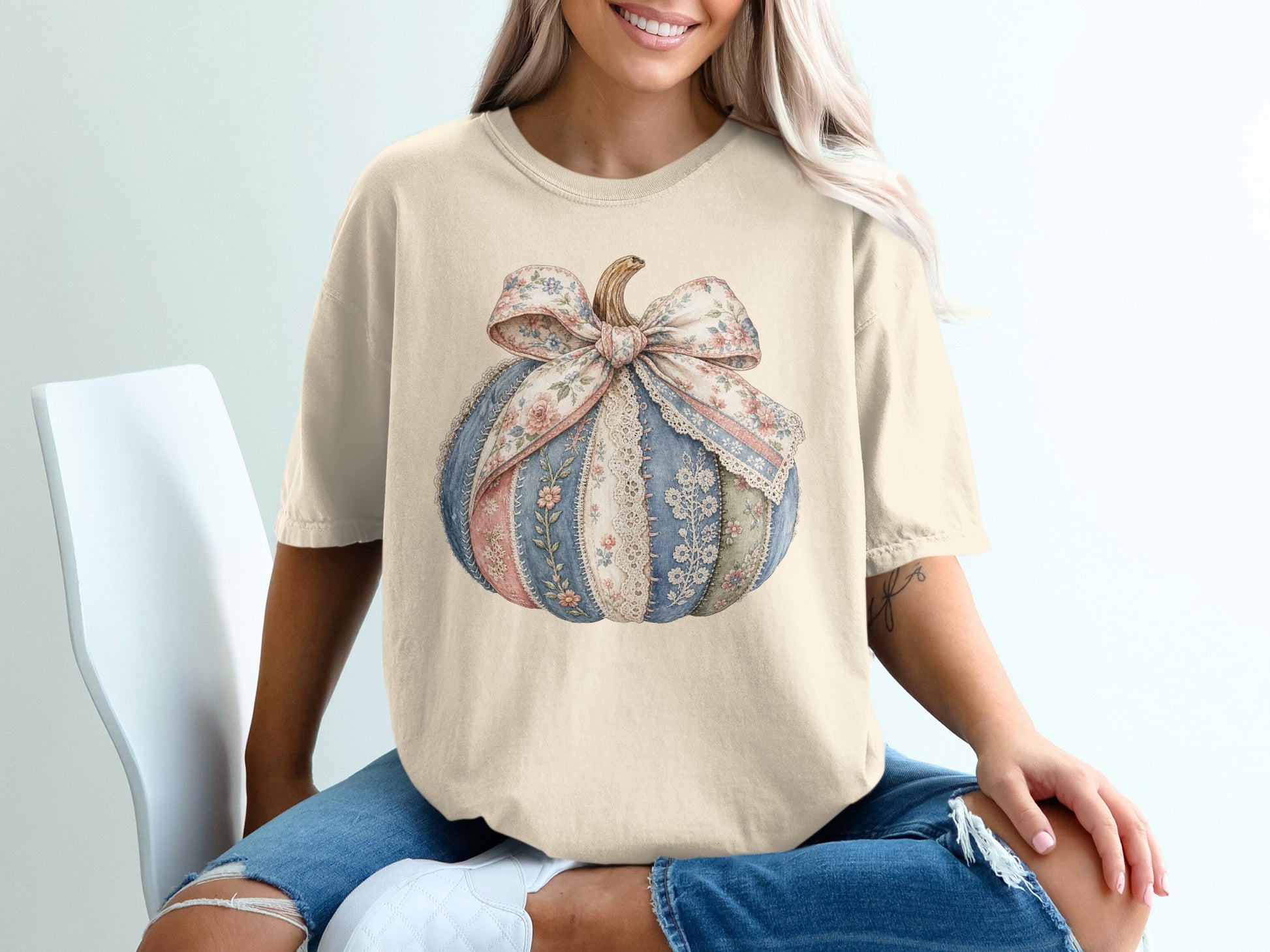 Cream t-shirt with a patchwork of fabrics forming a decorated pumpkin.